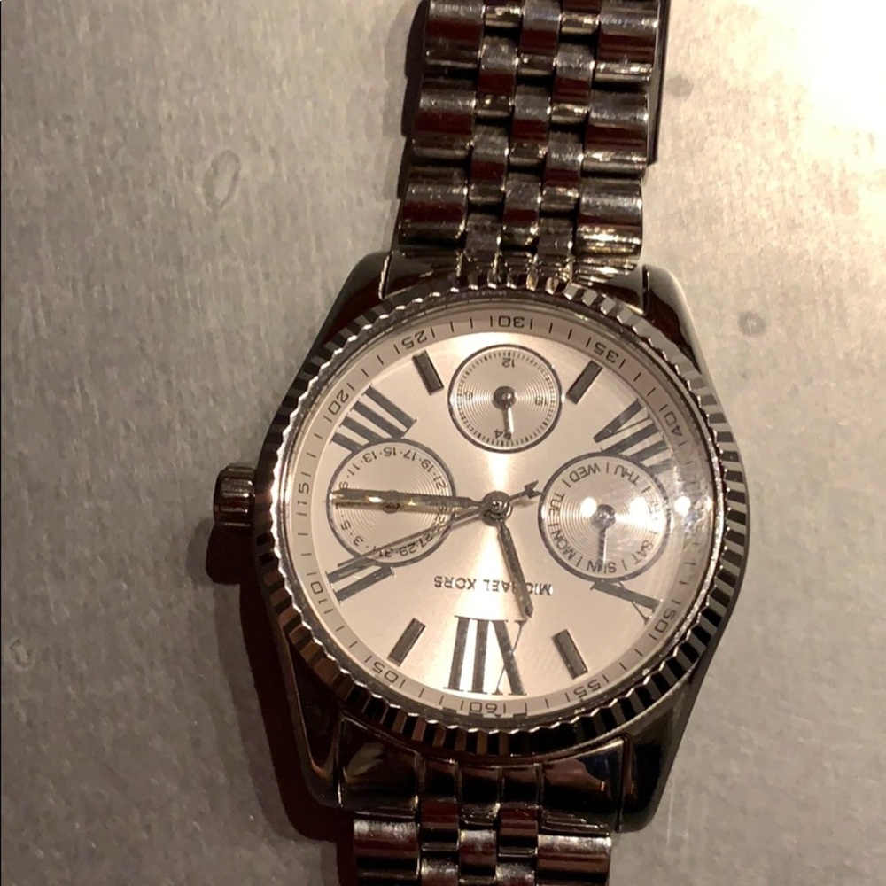 Michael Kors silver watch - Picture 2 of 5